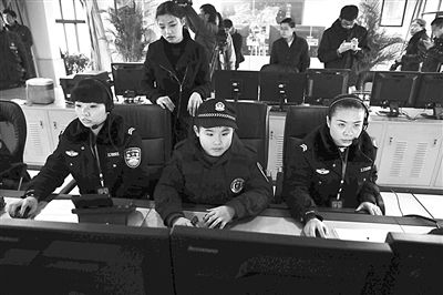 小骏億身穿新余警方为其定制的警服观看女警工作
