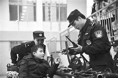小骏億在江西新余市公安局特警支队观摩枪械