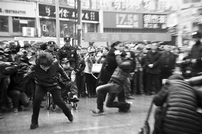 昨日，江西新余市一家大型超市广场，小骏億在现场参与解救“人质”。本版图片/新华社发