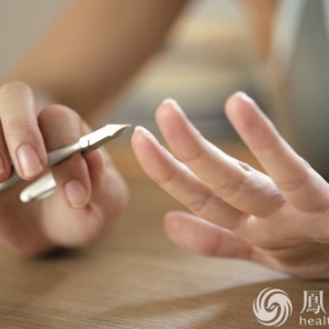 指甲表面凹凸不平是因为它