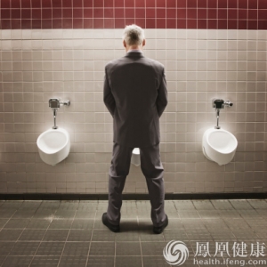 男人小便时用这种姿势能补肾