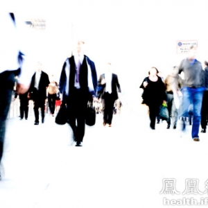 一种走路姿势被称为“长寿姿势”