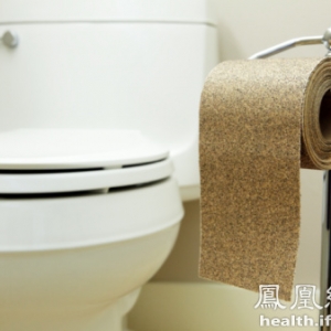 冲马桶时做这动作是在玩命