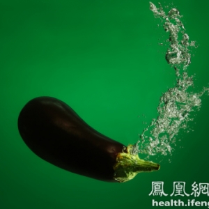 大量生吃茄子易中毒 哪些常见食物不能生吃？