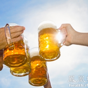 喝多少酒会引起酒精肝？肝病患者最好滴酒不沾