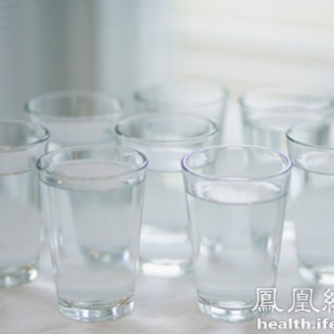 小伙为长寿不喝水 称想活到150岁还省得进厨房