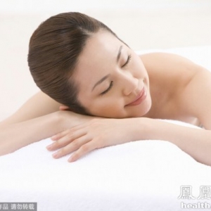 趴桌午睡可能引起颈椎病 怎样保健？