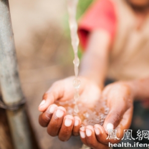 警惕这10个夺命的喝水坏习惯