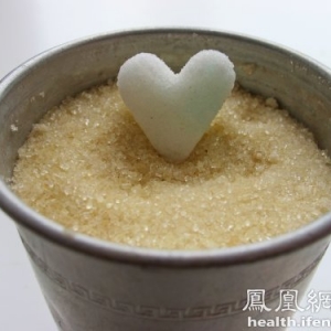 警惕：多吃五种食物比吸烟更伤皮肤