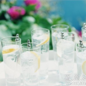 中和胃酸 喝苏打水养胃应注意些什么