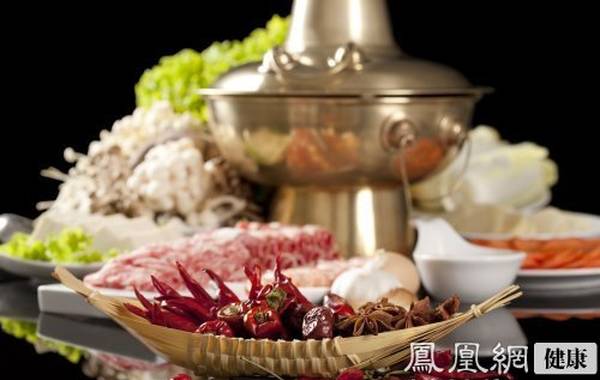 麻辣烫是人们常吃的食物之一，甚至很多人把它当主食。专家指出，麻辣烫对人体有危害，具体是怎样的情况呢？听专家给大家介绍麻辣烫的危害。